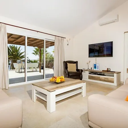 Villa Puerto Del Carmen Sleeps 10 Pool Air Con Wifi Puerto del Carmen (Lanzarote)